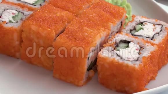 寿司在白色的盘子上旋转视频的预览图