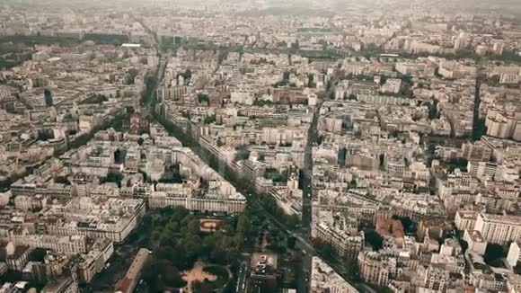 法国巴黎城市景观高空全景拍摄视频的预览图