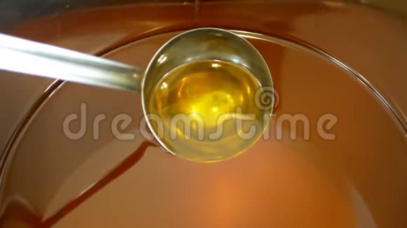 菜籽油有机品质生物气泡活跃混合和倒入钢桶冷食和油炸视频的预览图