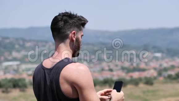 年轻人用手机拍风景照片视频的预览图