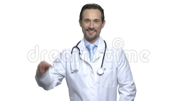 微笑成熟的医生显示OK标志视频的预览图