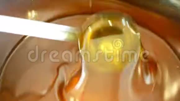 菜籽油有机品质生物气泡活跃混合和倒入钢桶冷食和油炸视频的预览图