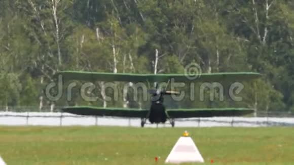 老式军用双翼飞机视频的预览图