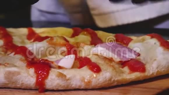 厨师把火腿片放在披萨上框架特写烹饪多汁美味的意大利比萨饼火腿和意大利腊肠厨师视频的预览图