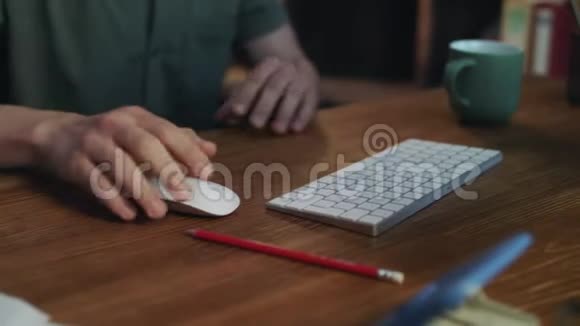 男性在电脑工作时用现代键盘打字视频的预览图