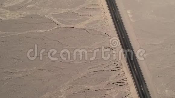 鸟瞰沙漠道路视频的预览图