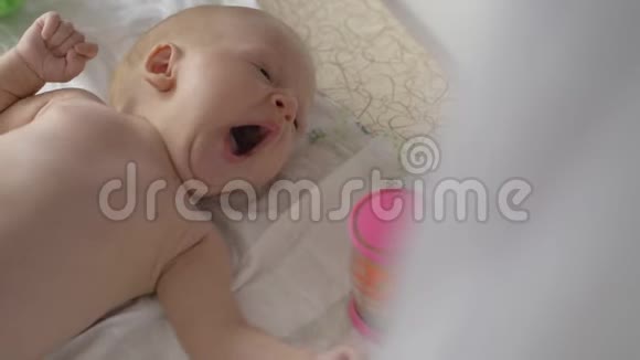 两个月的婴儿和拨浪鼓玩具视频的预览图