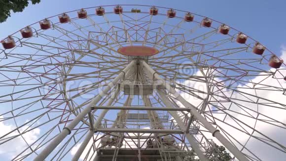 阳光明媚的夏天公园里的大摩天轮视频的预览图