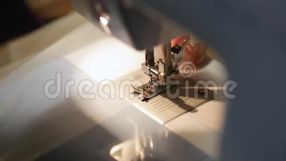 用针线闭合缝纫机脚的机构薄纱固件视频的预览图