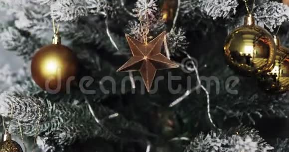 问候季节概念圣诞树上的装饰物装饰的光和降的雪视频的预览图