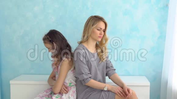 母女俩正挨着坐着背对背不说话冲突视频的预览图