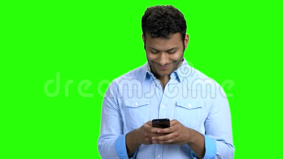 微笑的男人在手机上发短信视频的预览图