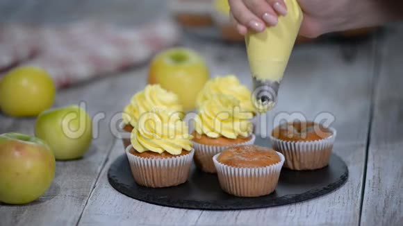 装饰蛋糕与黄色结冰为孩子们的生日聚会制作多色纸杯蛋糕视频的预览图