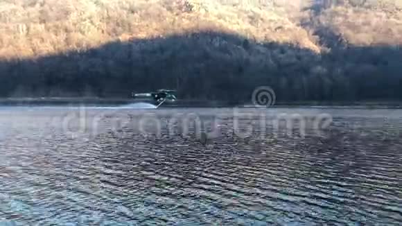 消防直升机在意大利瓦雷西省盖尔拉湖上空的山火中取水视频的预览图