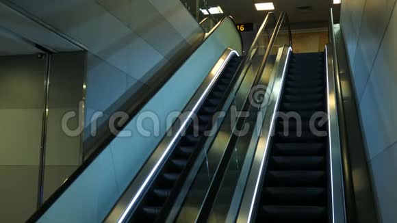 广告广告牌地铁站电子数字内饰现代建筑中自动扶梯的细节镜头视频的预览图