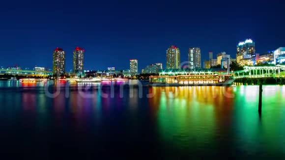 东京小田坝的夜晚时光五颜六色的船和港口视频的预览图