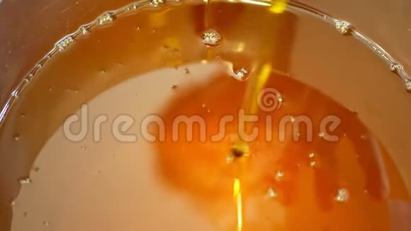 油菜籽菜籽油有机品质生物气泡活跃混合和倒入钢桶用于冷食和油炸视频的预览图