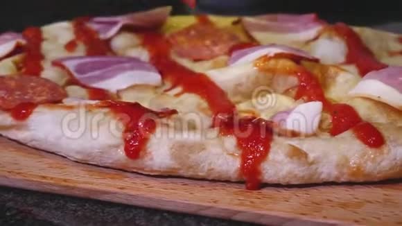 厨师把火腿片放在披萨上框架特写烹饪多汁美味的意大利比萨饼火腿和意大利腊肠厨师视频的预览图