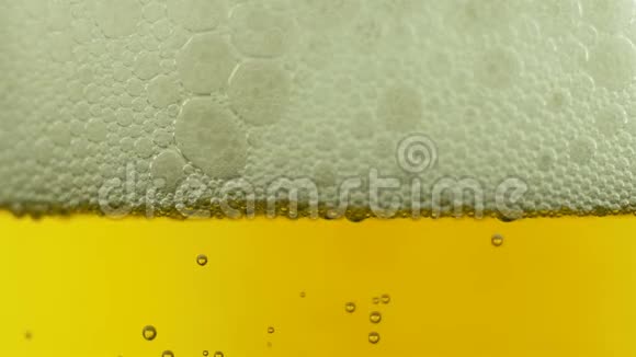 啤酒倒入玻璃杯中在墙上泡沫流动慢动作拍摄啤酒节视频的预览图