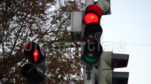 停车灯交通灯在十字路口的大城市工作慢动作视频的预览图