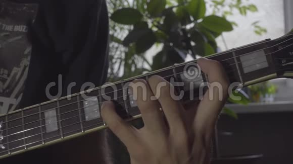 电吉他和弦视频的预览图
