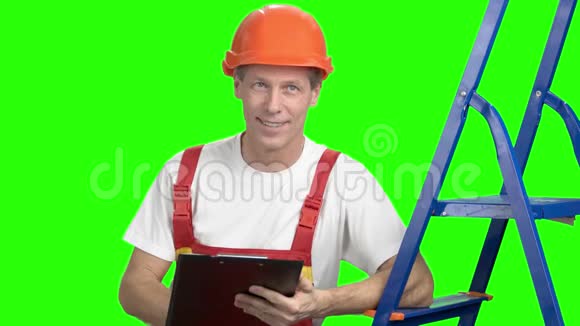 男承包商写在剪贴板上绿色屏幕视频的预览图
