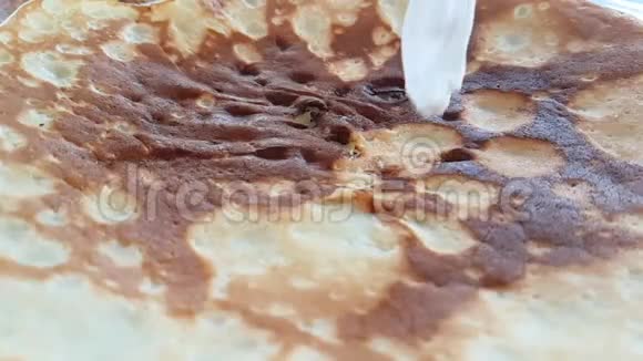 煎饼特写慢动作酸奶美味自制视频的预览图