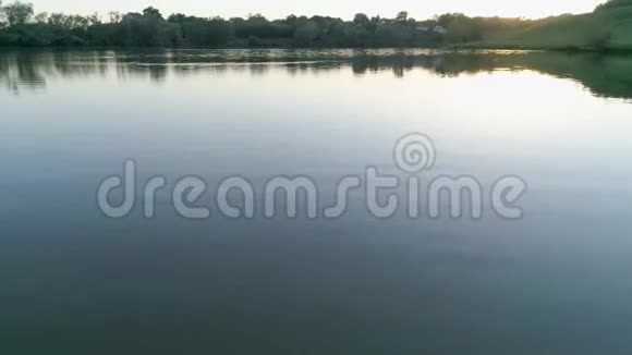 傍晚在清澈的湖畔享受浪漫的水上之旅视频的预览图