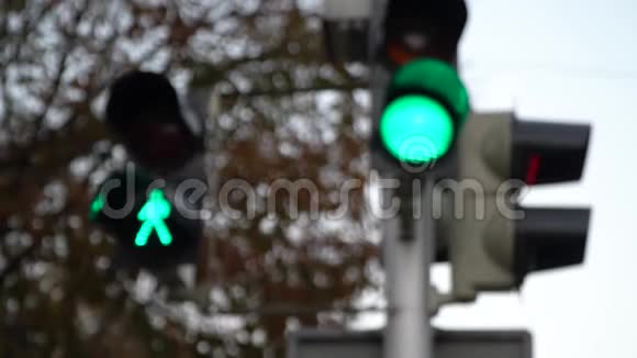 停车灯交通灯在十字路口的大城市工作慢动作视频的预览图