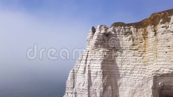 鸟瞰美丽的白色悬崖上多云的蓝天背景旅游景点行动巨大的陡峭岩石视频的预览图