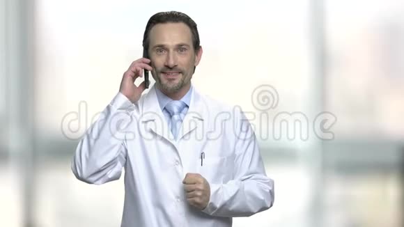 满意的男医生打电话视频的预览图