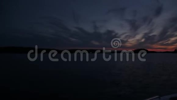 黄昏时分船在安大略省约瑟夫湖上行驶视频的预览图