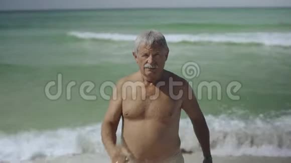 快乐的白种人美国老年男性享受他的户外生活方式跳舞海滩美国4k视频的预览图