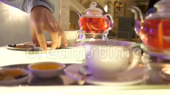 绿茶红茶蜂蜜和干果给咖啡屋桌子上的顾客特写视频的预览图