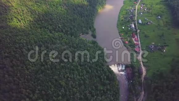 河流上的大坝的鸟瞰图树木覆盖着黄色的叶子视频的预览图