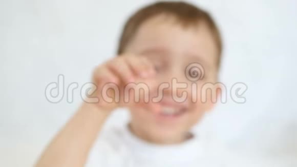 快乐的孩子在白色背景上展示他的手特写视频的预览图