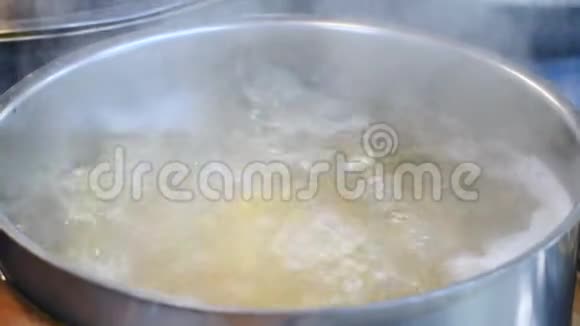 意大利意面意大利面条的缓慢运动是典型的它落入一大锅沸水中煮一个视频的预览图
