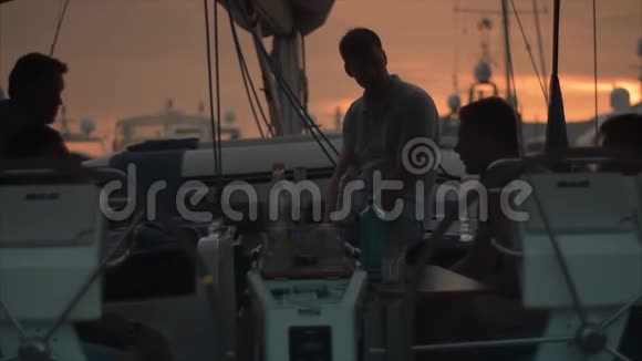 航海船上英俊的男人在日落时交谈视频的预览图