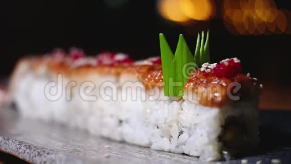 用芥末装饰精美的寿司卷在盘子里框架专业制作和装饰寿司视频的预览图