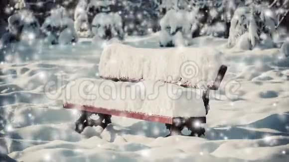 阳光明媚的冬日小板凳上覆盖着厚厚的一层雪视频的预览图
