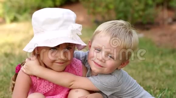 一个小男孩在公园里亲吻一个小女孩视频的预览图