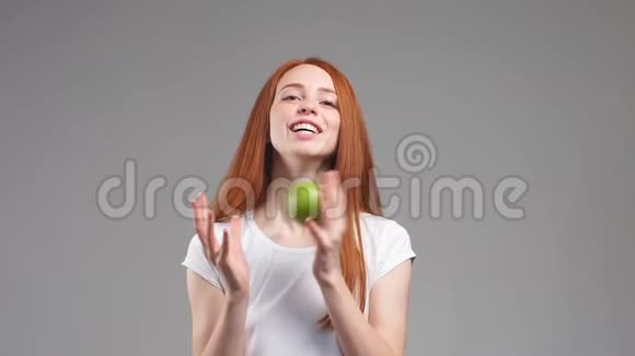 漂亮的红发女孩和绿苹果健康健身和饮食生活方式理念慢动作视频的预览图