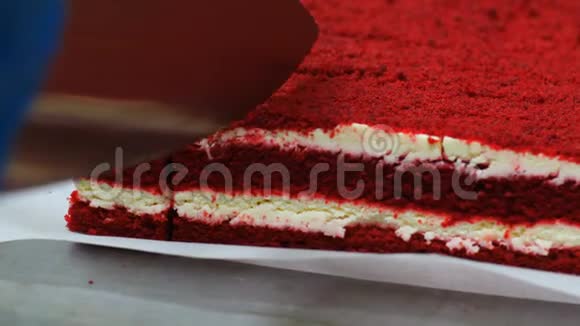 蛋糕片奶油蛋糕蛋糕片茶点心生日派对带奶油的饼干红蛋糕俯视图视频的预览图