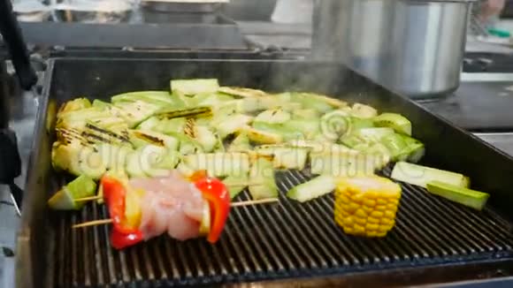 在餐馆里烤蔬菜烤西基尼玉米烧烤的过程视频的预览图