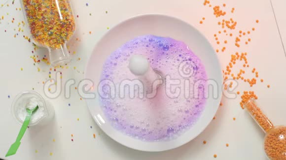 有汩汩气泡的彩色液体化学测试视频的预览图