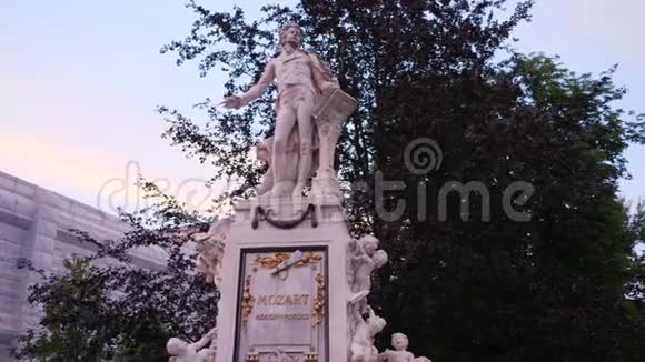 旅游景点故宫花园莫扎特纪念碑视频的预览图