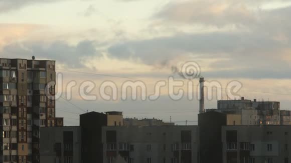 基辅市热电站从管子里抽出来的烟工业区生态空气污染视频的预览图