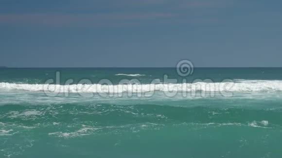 蔚蓝的海洋海浪拍打着蓝天慢节奏视频的预览图