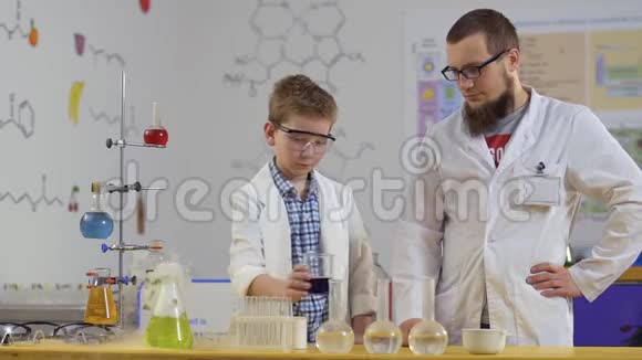 小科学家和助手一起做化学实验视频的预览图