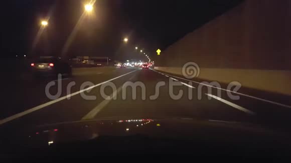 晚上开车进入高速公路驱动程序视图POV视频的预览图